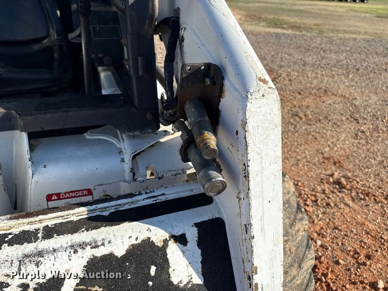 image for item ES5952 2000 Bobcat 773 skid steer loader
