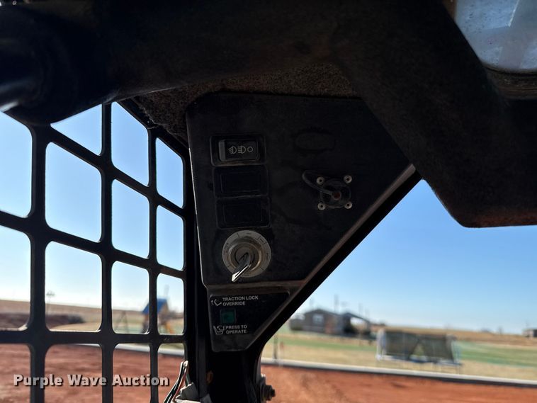 image for item ES5952 2000 Bobcat 773 skid steer loader