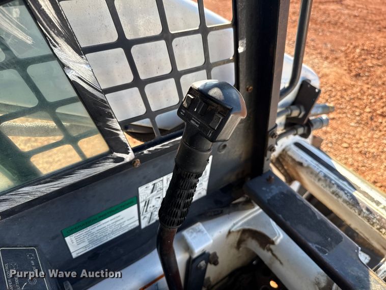 image for item ES5952 2000 Bobcat 773 skid steer loader