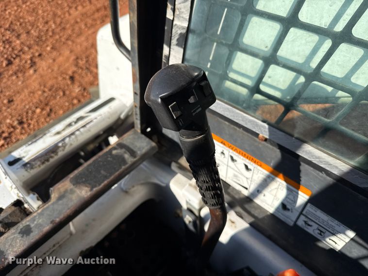 image for item ES5952 2000 Bobcat 773 skid steer loader