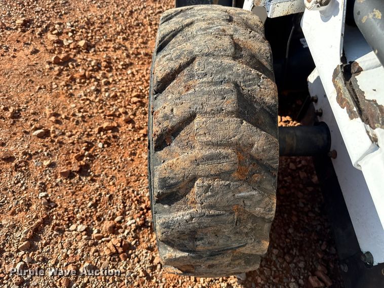 image for item ES5952 2000 Bobcat 773 skid steer loader