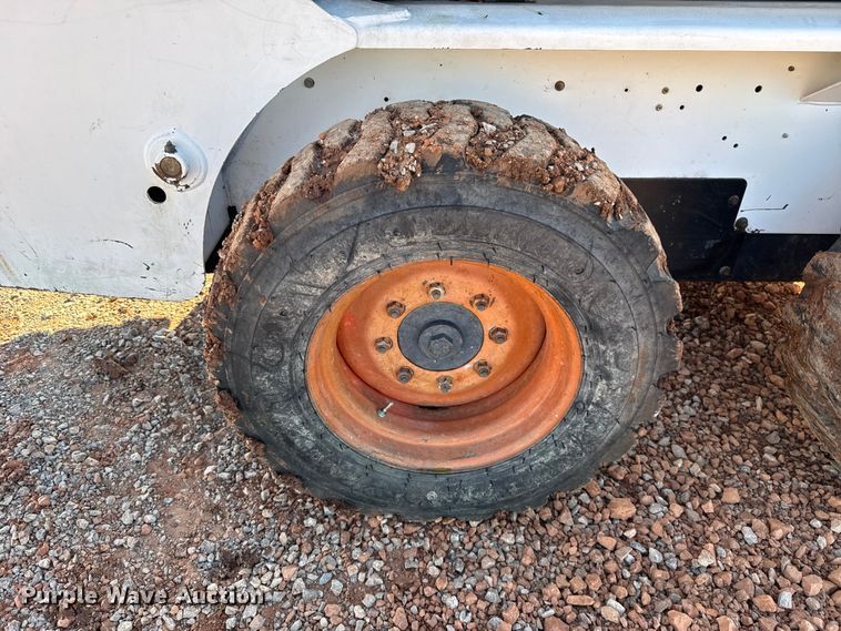 image for item ES5952 2000 Bobcat 773 skid steer loader