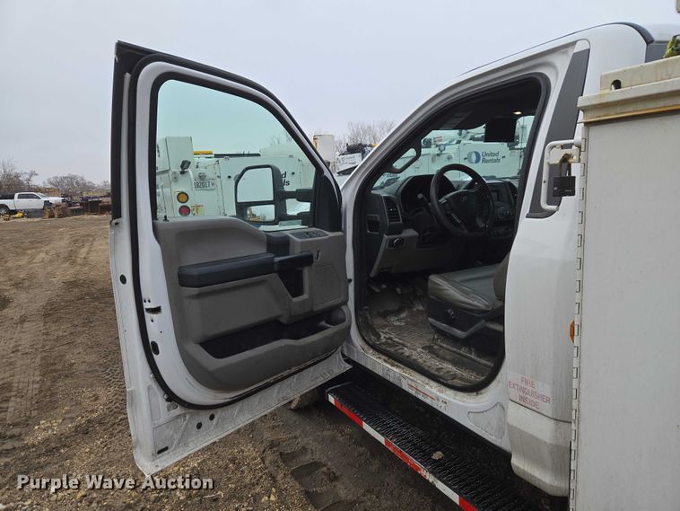 image for item ET1414 2019 Ford F550 Super Duty utility / service truck