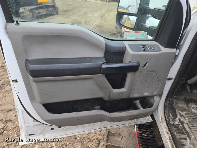 image for item ET1414 2019 Ford F550 Super Duty utility / service truck