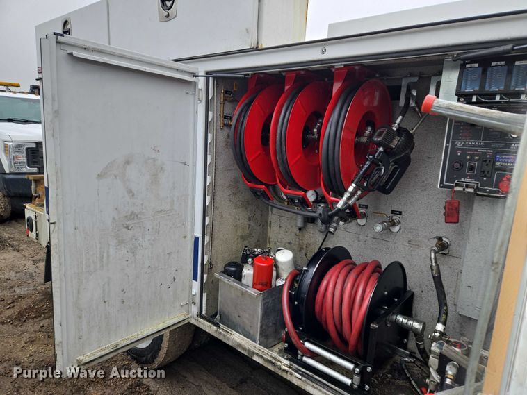 image for item ET1415 2020 Ford F550 Super Duty utility / service truck