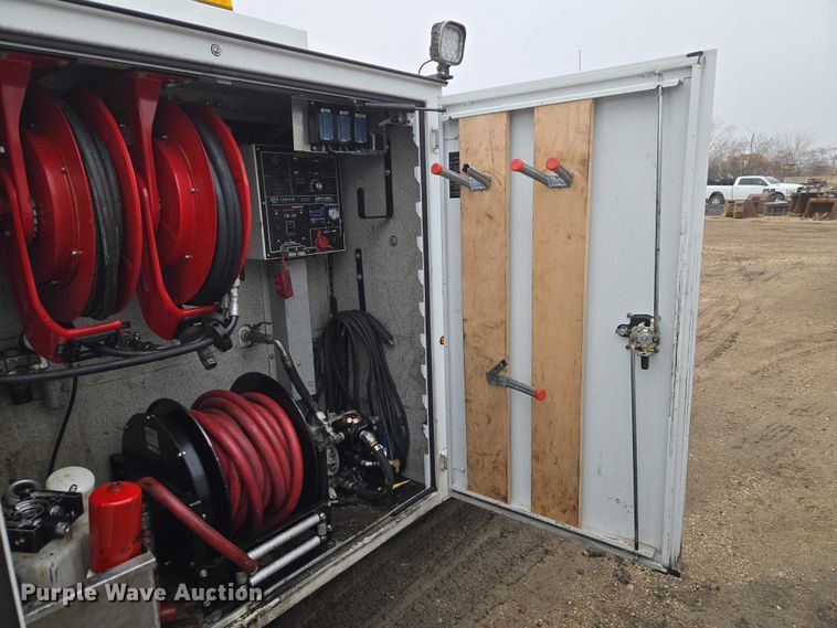 image for item ET1415 2020 Ford F550 Super Duty utility / service truck