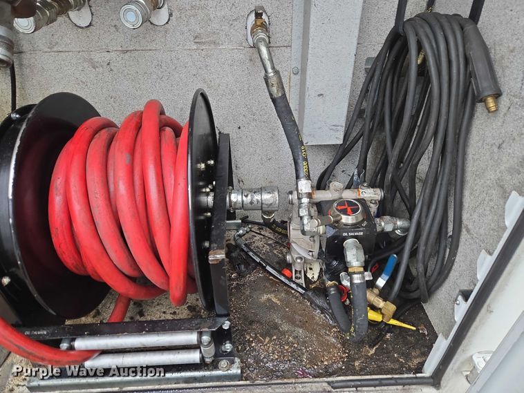 image for item ET1415 2020 Ford F550 Super Duty utility / service truck