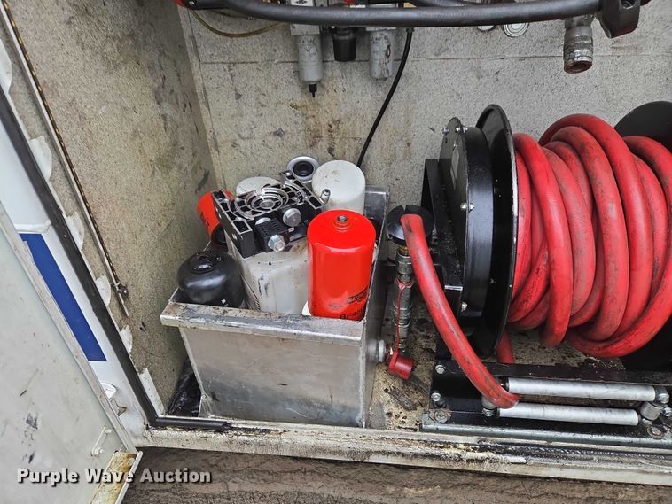 image for item ET1415 2020 Ford F550 Super Duty utility / service truck