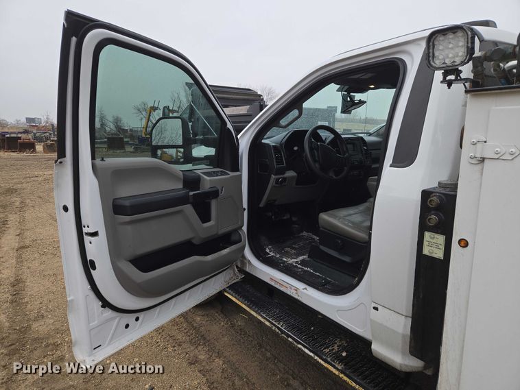 image for item ET1415 2020 Ford F550 Super Duty utility / service truck