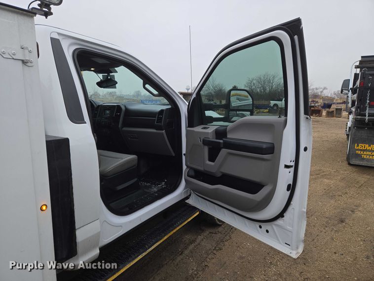 image for item ET1415 2020 Ford F550 Super Duty utility / service truck
