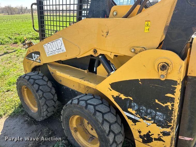image for item ET1673 2005 Caterpillar 232B skid steer loader