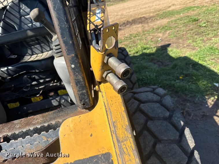 image for item ET1673 2005 Caterpillar 232B skid steer loader