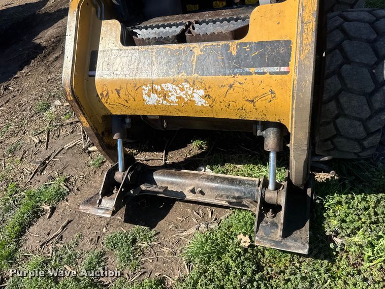 image for item ET1673 2005 Caterpillar 232B skid steer loader