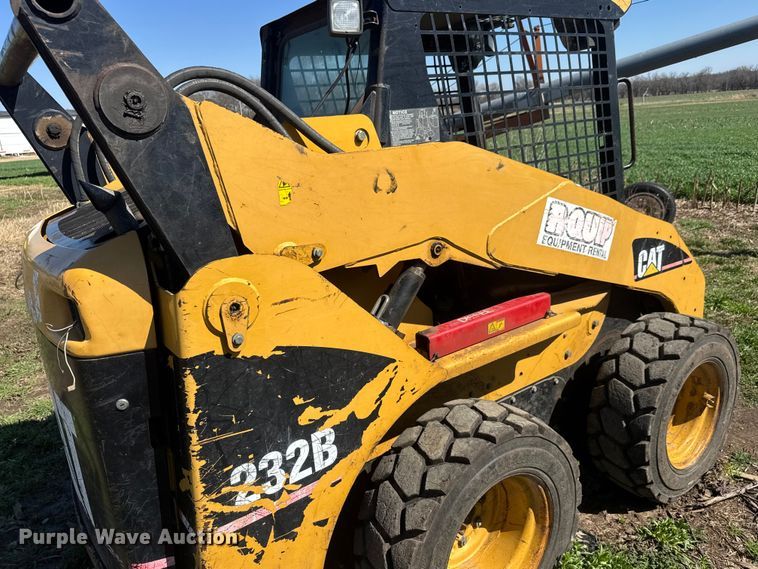 image for item ET1673 2005 Caterpillar 232B skid steer loader