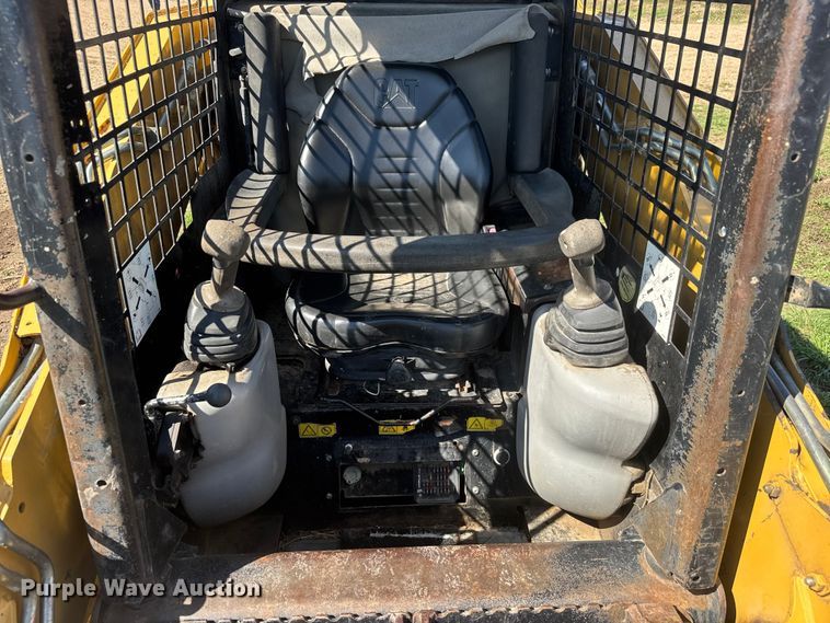 image for item ET1673 2005 Caterpillar 232B skid steer loader