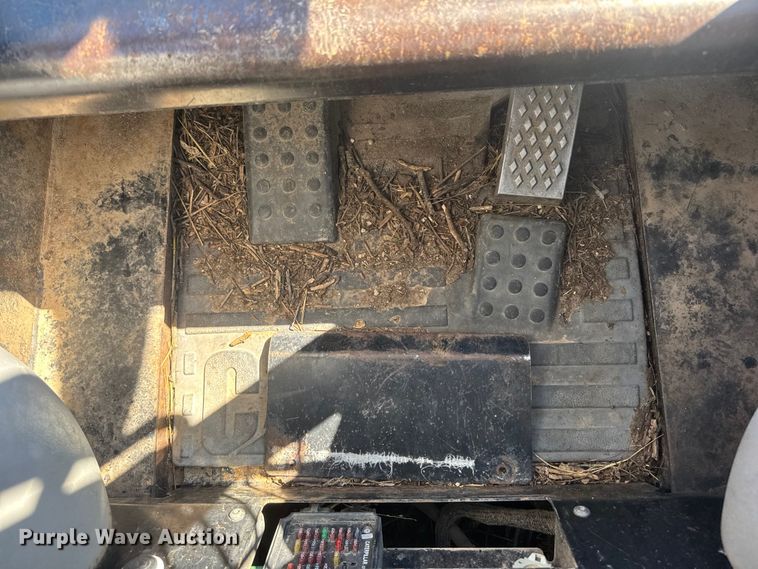 image for item ET1673 2005 Caterpillar 232B skid steer loader