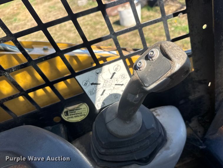 image for item ET1673 2005 Caterpillar 232B skid steer loader