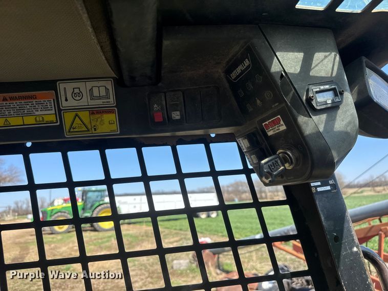 image for item ET1673 2005 Caterpillar 232B skid steer loader