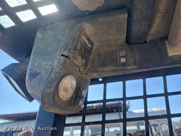 image for item ET1673 2005 Caterpillar 232B skid steer loader