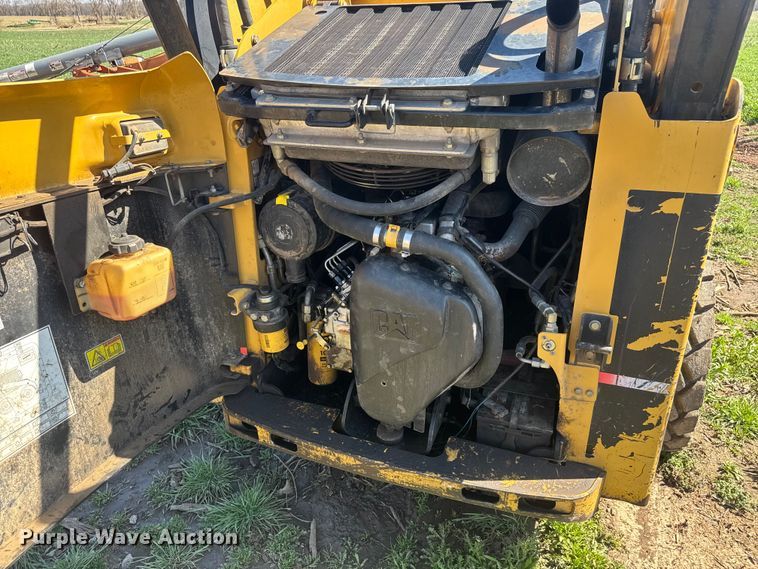 image for item ET1673 2005 Caterpillar 232B skid steer loader