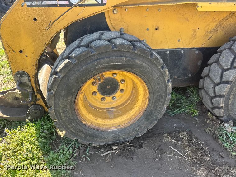 image for item ET1673 2005 Caterpillar 232B skid steer loader