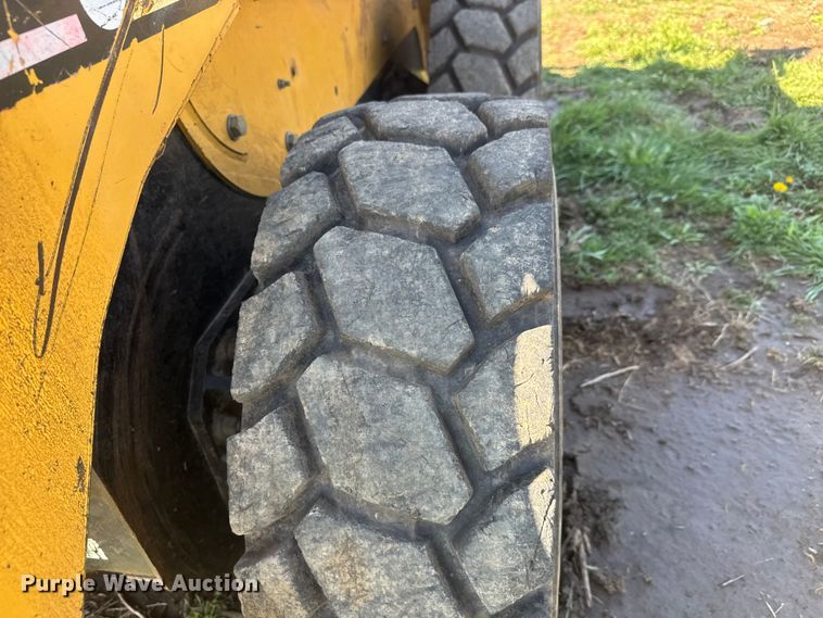 image for item ET1673 2005 Caterpillar 232B skid steer loader