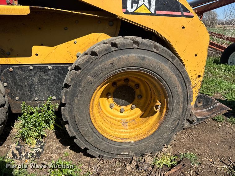 image for item ET1673 2005 Caterpillar 232B skid steer loader