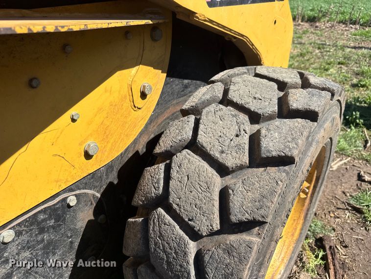 image for item ET1673 2005 Caterpillar 232B skid steer loader