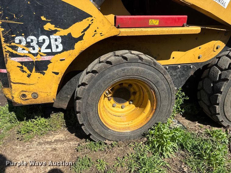 image for item ET1673 2005 Caterpillar 232B skid steer loader