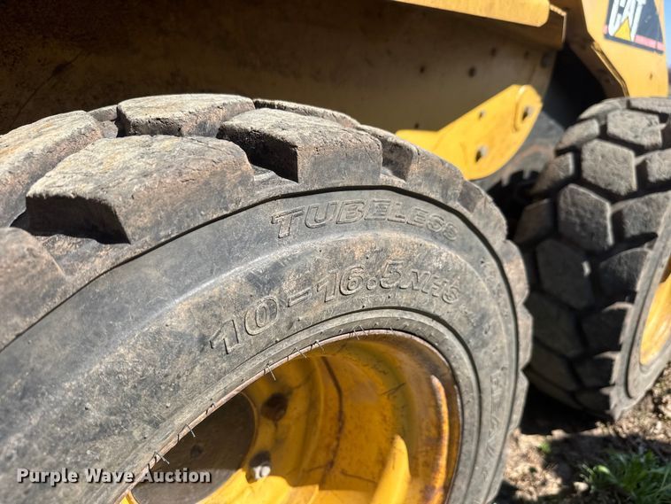 image for item ET1673 2005 Caterpillar 232B skid steer loader