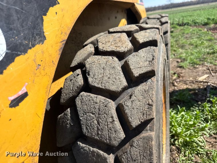 image for item ET1673 2005 Caterpillar 232B skid steer loader