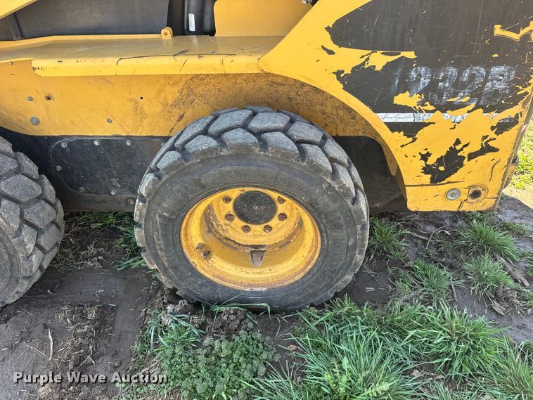 image for item ET1673 2005 Caterpillar 232B skid steer loader