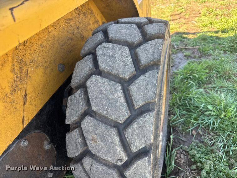 image for item ET1673 2005 Caterpillar 232B skid steer loader