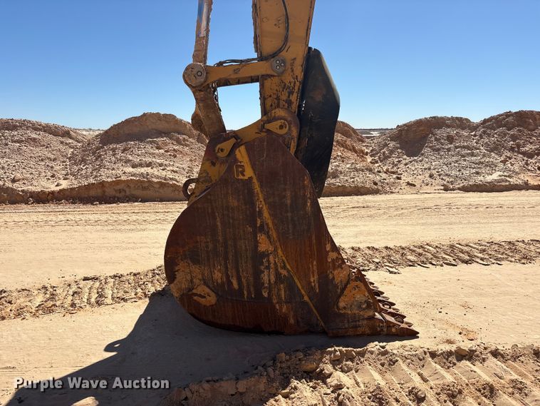 image for item EU4946 2018 Caterpillar 374FL excavator