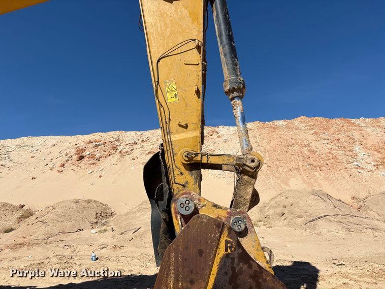 image for item EU4946 2018 Caterpillar 374FL excavator