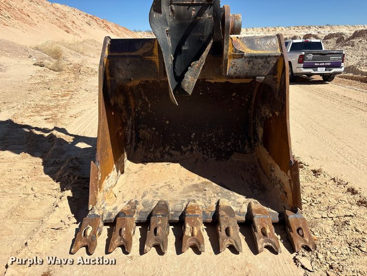 image for item EU4946 2018 Caterpillar 374FL excavator