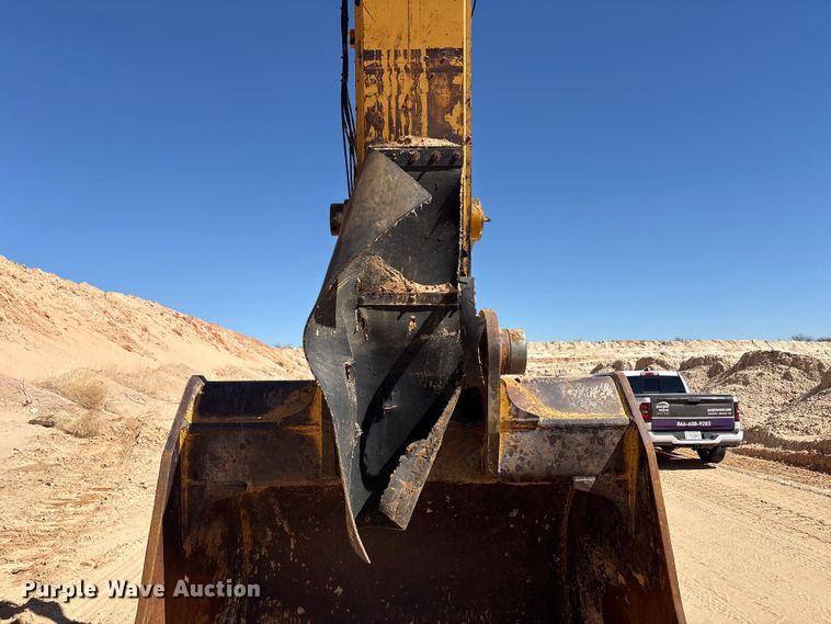 image for item EU4946 2018 Caterpillar 374FL excavator