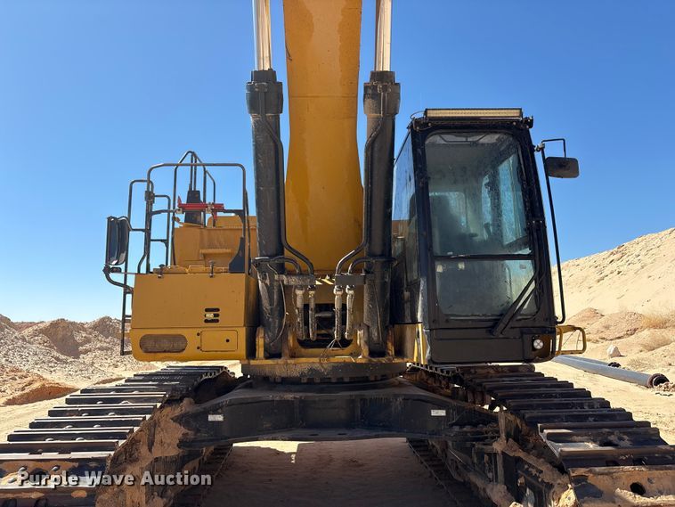 image for item EU4946 2018 Caterpillar 374FL excavator