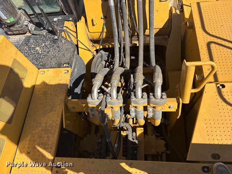 image for item EU4946 2018 Caterpillar 374FL excavator