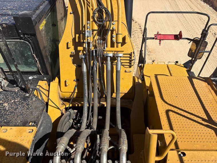 image for item EU4946 2018 Caterpillar 374FL excavator