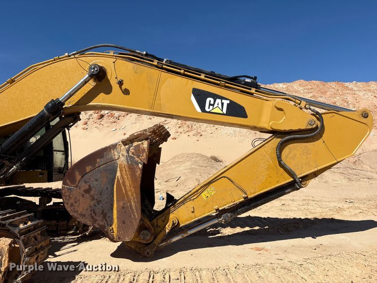 image for item EU4946 2018 Caterpillar 374FL excavator