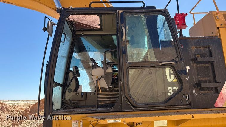 image for item EU4946 2018 Caterpillar 374FL excavator