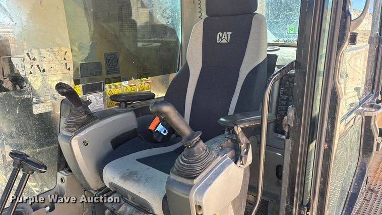 image for item EU4946 2018 Caterpillar 374FL excavator