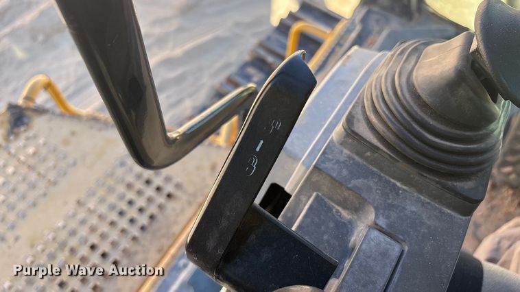 image for item EU4946 2018 Caterpillar 374FL excavator