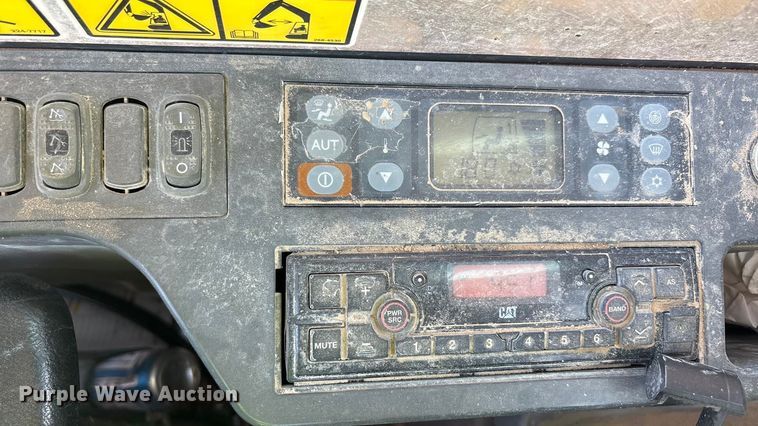 image for item EU4946 2018 Caterpillar 374FL excavator