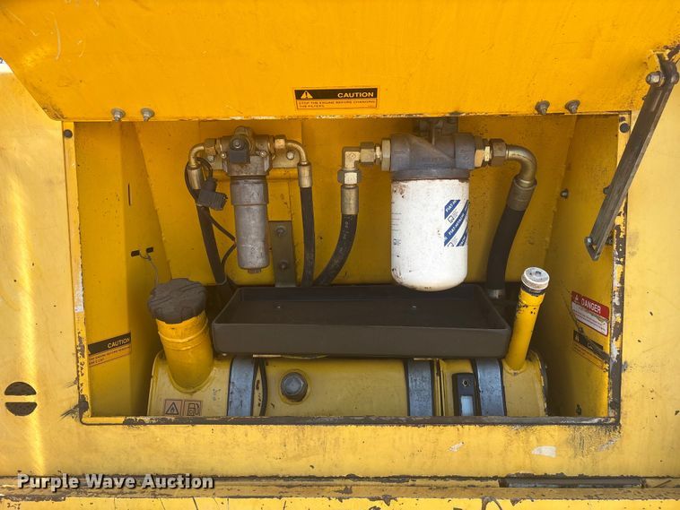 image for item EV2779 2000 New Holland DC80 dozer