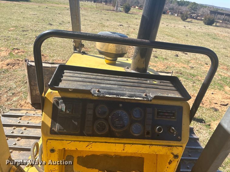 image for item EV2779 2000 New Holland DC80 dozer