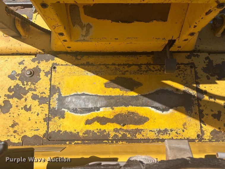 image for item EV2779 2000 New Holland DC80 dozer