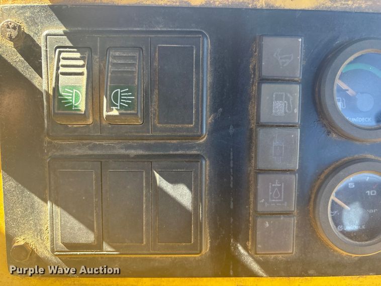 image for item EV2779 2000 New Holland DC80 dozer