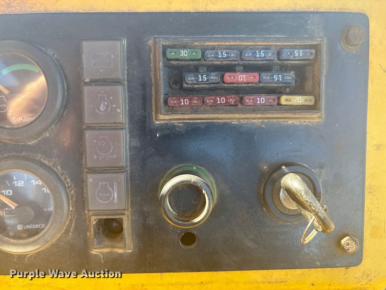 image for item EV2779 2000 New Holland DC80 dozer